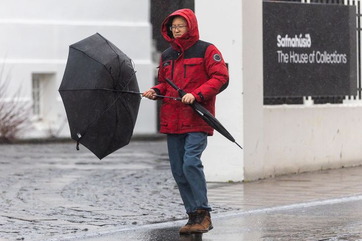 Það er ekkert víst að maður sé betur settur með tvær regnhlífar á óveðursdegi í Reykjavík.