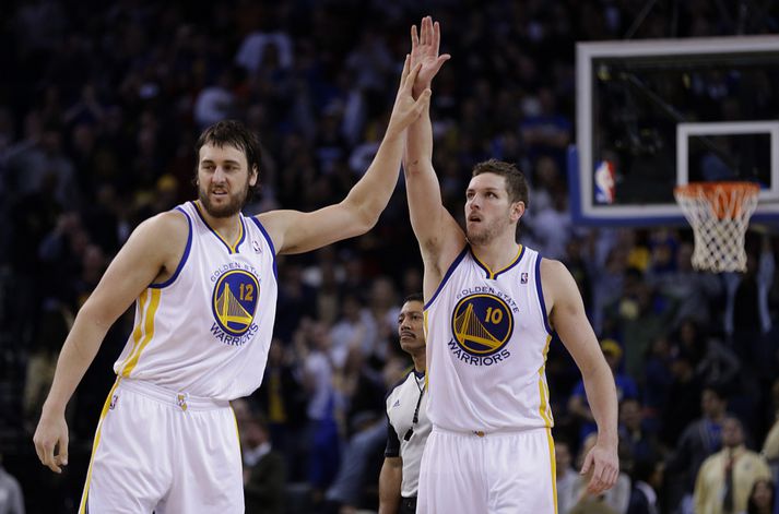 Andrew Bogut og David Lee fagna í leiknum í nótt.