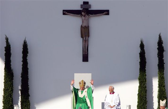 Benedikt páfi XVI messar í München í Þýskalandi.