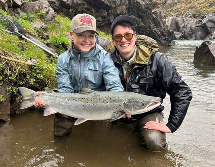 Erik Koberling með ánægðri veiðikonu við opnun Þverár í Borgarfirði