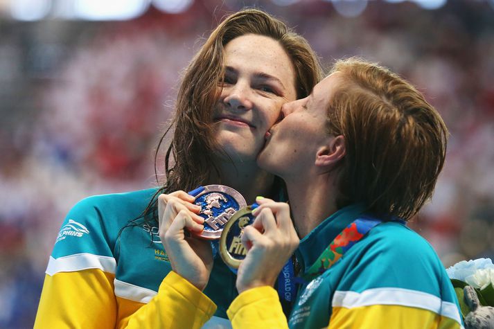 Cate Campbell óskar systur sinni Bronte Campbell til hamingju með gullið með því að smella á henni kossi.