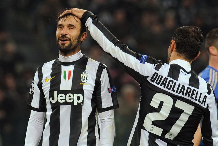 Mirko Vucinic fagnar einu marka Juventus í kvöld.