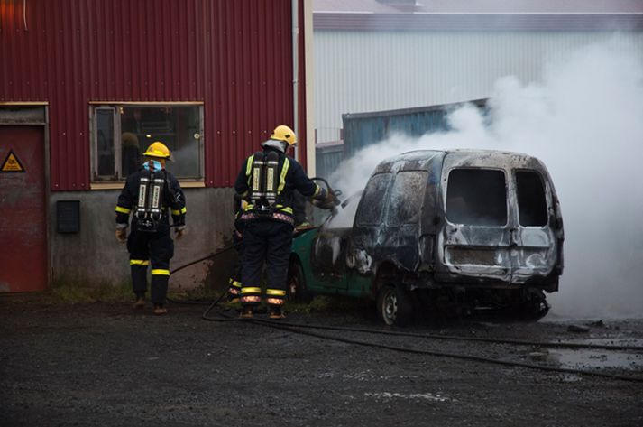 Slökkviliðsmenn slökktu eldinn í bílnum.