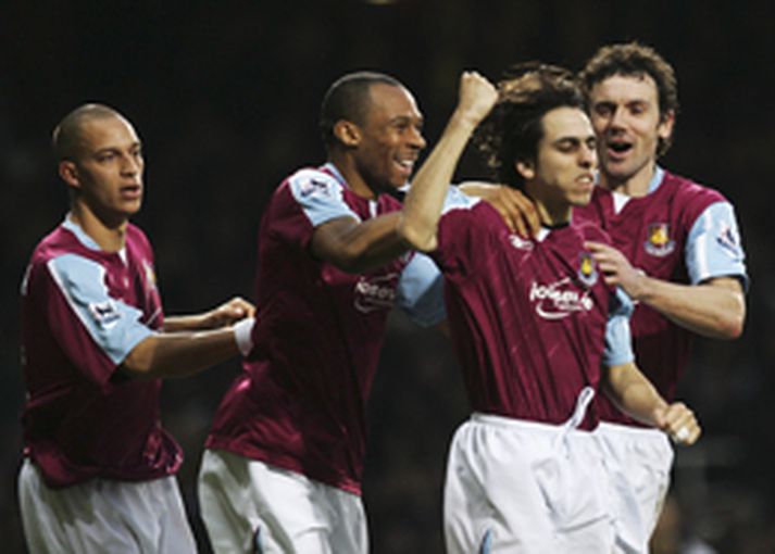 Yossi Benayoun fagnaði öðru marki sínu gegn Fulham í dag ógurlega en það dugði ekki til sigurs.