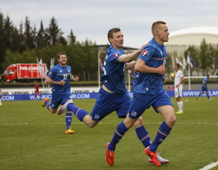 Ísland fellur um eitt sæti hjá UEFA þrátt fyrir sigurinn á Tékkum.