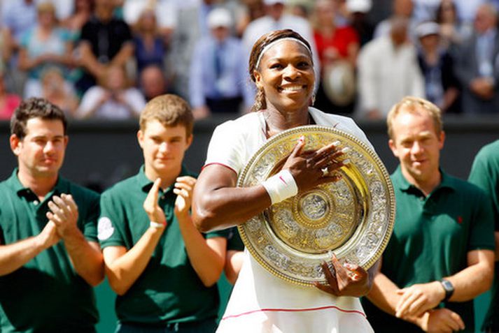 Serena Williams með sigurlaunin sín í dag.