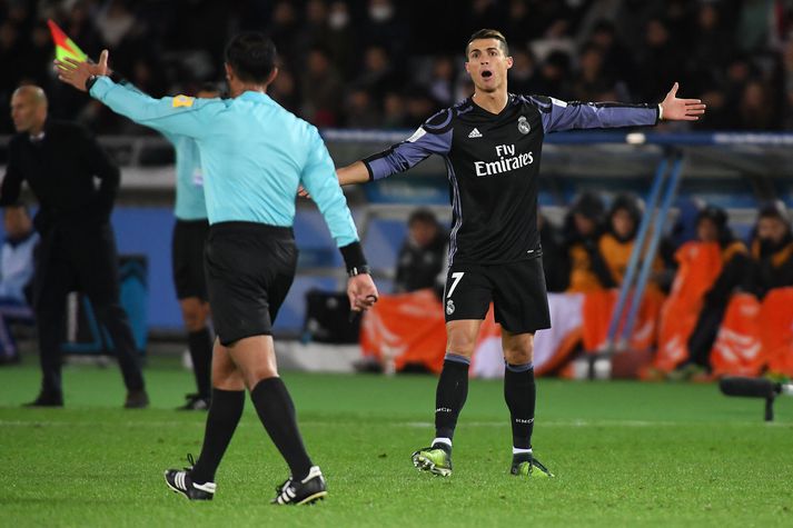 Cristiano Ronaldo á orð við paragvæska dómarann Eduardo Cardozo sem beið með að dæma markið hans í Japan löglegt í gær.