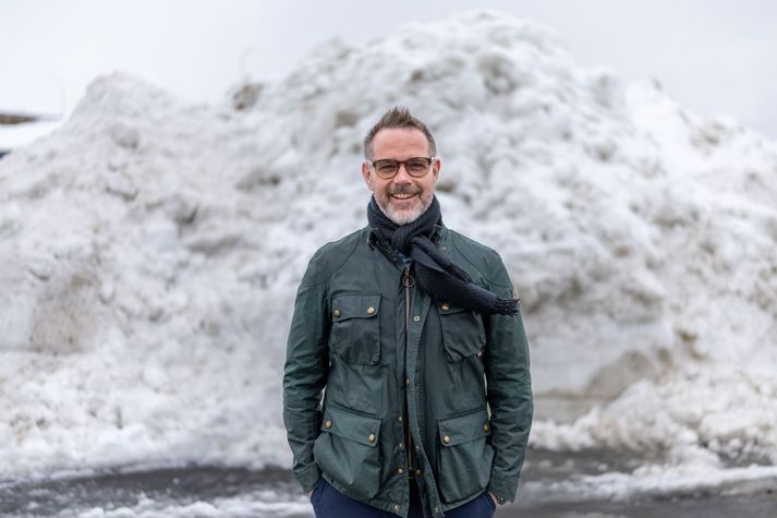 Það er vel við hæfi að mynda Jón Trausta Ólafsson forstjóri Öskju í snjó á köldum vetrardegi. Því í kaffispjalli dagsins viðurkennir hann loks að hafa rústað 200 fermetra skautasvell á Skaganum þegar hann var sex ára. Jón Trausti átti sér vitorðsmann.