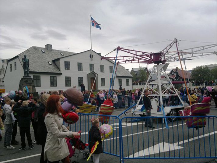 Börnin skemmta sér í hringekju sem komið hefur verið fyrir framan stjórnarráðshúsið