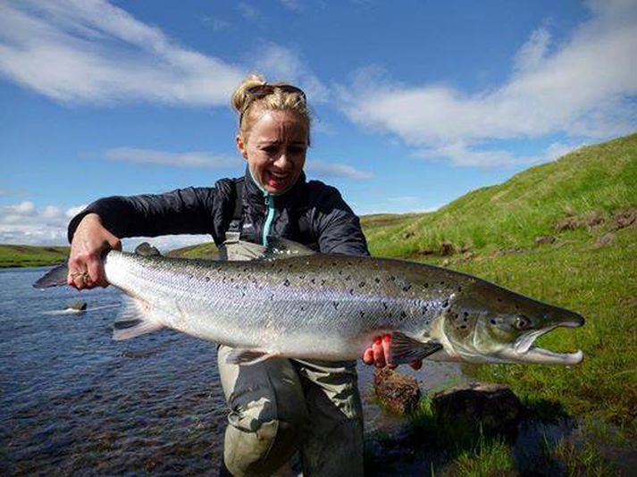 Harpa Hlín Þórðardóttir með 96 sm lax úr Laxá í Dölum