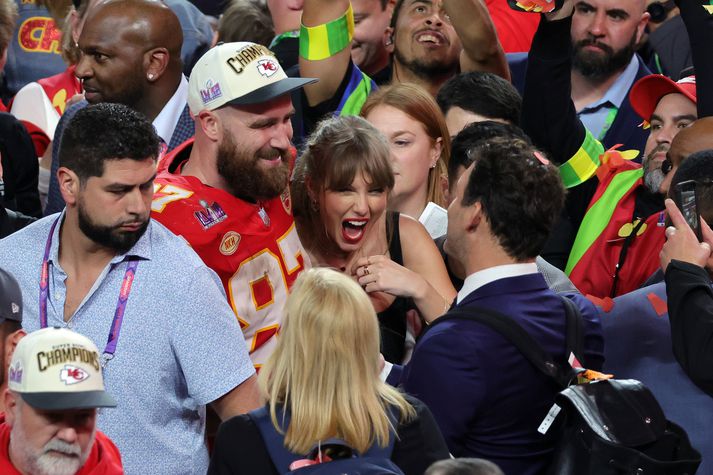 Travis Kelce og Taylor Swift fagna hér saman sigri Kansas City Chiefs eftir leikinn.