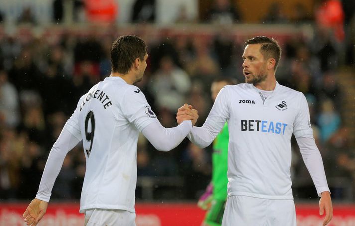 Fernando Llorente þakkar Gylfa Þór Sigurðssyni fyrir fyrirgjöf.