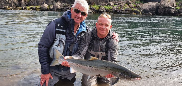 Árni Baldursson og Jóhannes Hinriksson saman á góðri stund með 88 sm laxinn.