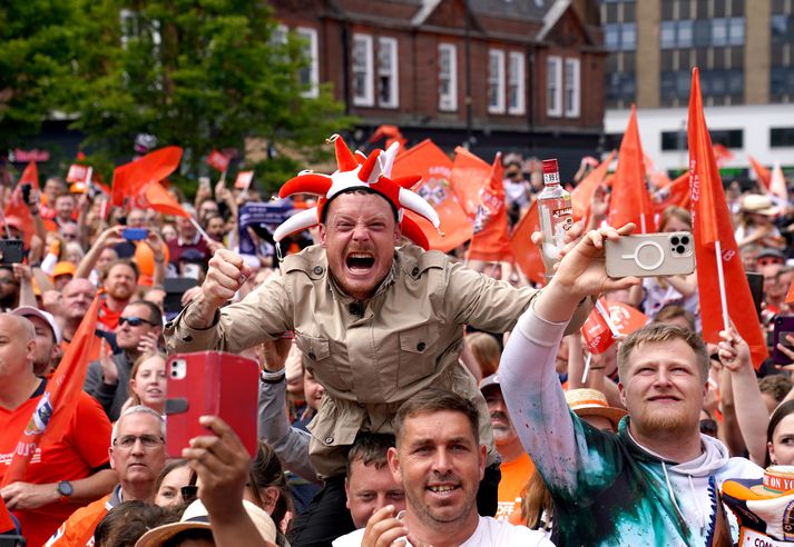 Stuðningsmenn Luton Town fögnuðu vel þegar liðið tryggði sér sæti í ensku úrvalsdeildinni en sumir gengu lengra en aðrir.