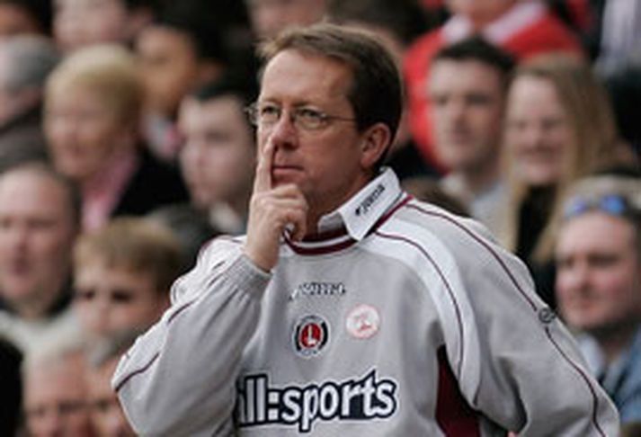 Alan Curbishley þykir gefa vísbendingar um að hann sé að hætta með lið Charlton í sumar