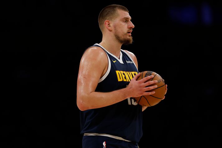 Nikola Jokic er með þrennu að meðaltali í leik á þessu tímabili með Denver Nuggets en hann er með 29,9 stig, 13,4 fraköst og 10,4 stoðsendingar að meðaltali í leik.