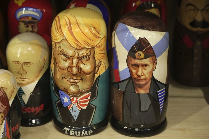 „Matryoshka“ dúkkur af Trump og Pútín til sölu í Pétursborg.