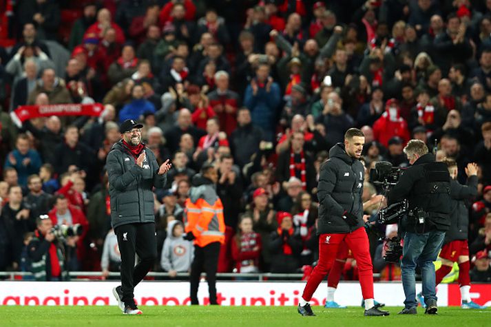Klopp og Henderson fagna með stuðningsmönnum Liverpool.
