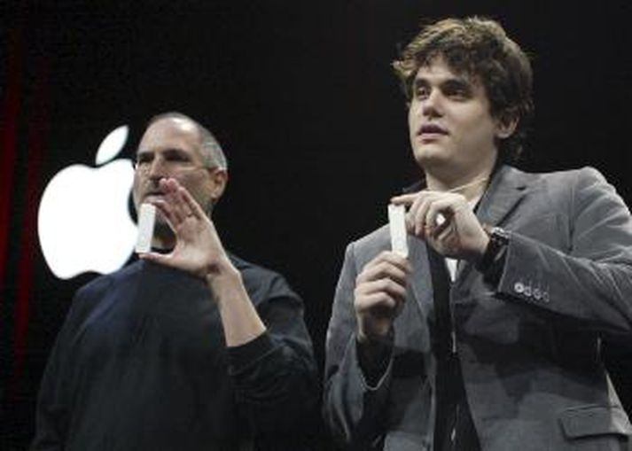 Steve Jobs, framkvæmdastjóri Apple, og Grammy verðlaunahafinn John Mayer kynna iPod Shuffle á Macworld ráðstefnunni í janúar í fyrra.