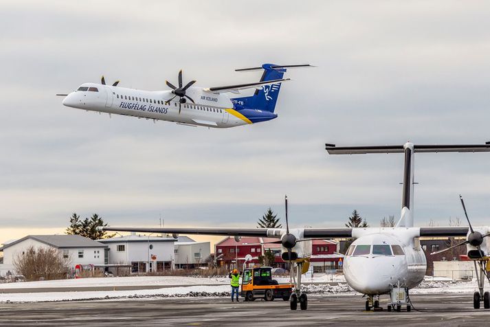 Stóra systir, Bombardier Q400, í loftinu við komuna til Reykjavíkur þann 24. febrúar síðastliðinn. Litla systir, Q200, við Flugfélagsafgreiðsluna. Sú stærri tekur 72-76 farþega en sú minni 37 farþega.