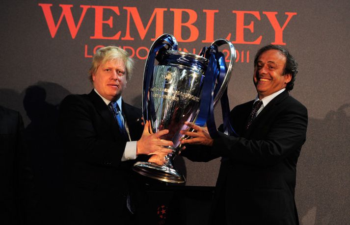 Boris Johnson borgarstjóri London og Michel Platini með verðlaunagripinn í gær.