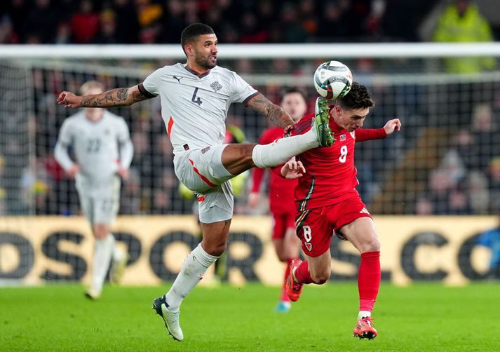 Guðlaugur Victor Pálsson reynir að verjast Harry Wilson sem skoraði fjórða mark Wales í kvöld.