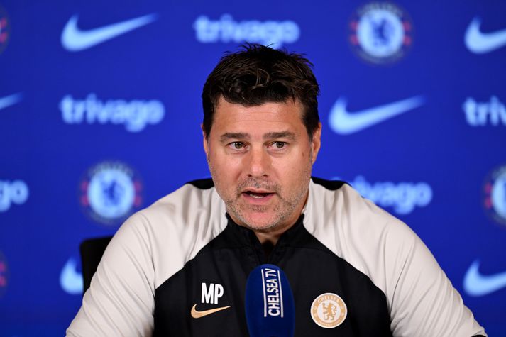 Mauricio Pochettino býður eigendur Chelsea velkomna í búningsklefann eftir leiki.