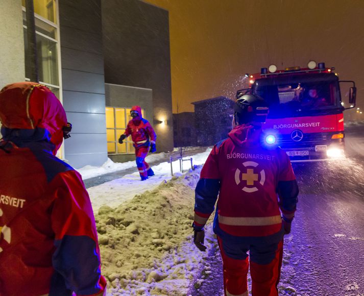 Björgunarsveitir voru líkt og endranær á vaktinni í alla nótt og áttu án efa sinn þátt í að lágmarka tjón vegna óveðursins.