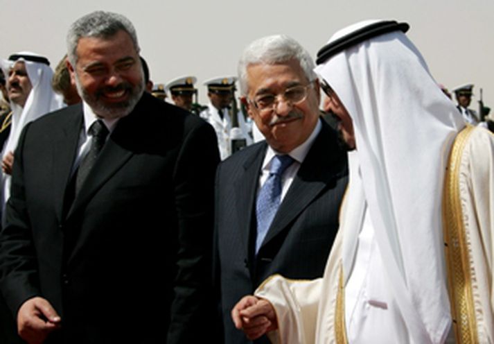 Konungur Sádi-Arabíu, Abdullah (t.h.), sést hér ræða við forseta Palestínu, Mahmoud Abbas (f.m.), ásamt forsætisráðherra Palestínu, Ismail Haniya (t.v.), á flugvellinum í  Riyadh í dag, degi áður en leiðtogafundurinn á að hefjast.