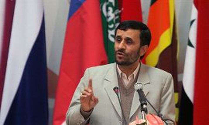 Mahmoud Ahmadinejad, forseti Írans, ætlar sér að halda áfram að auðga úran þrátt fyrir hótanir um efnahagsþvinganir.