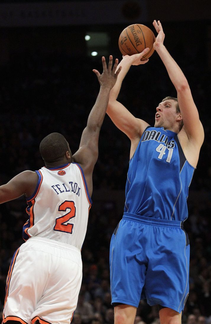 Raymond Felton er til varnar en Dirk Nowitzki skorar þrátt fyrir það.