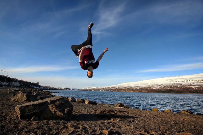 Parkour-iðkendur víla ekki fyrir sér að snúa sér á allar hliðar.