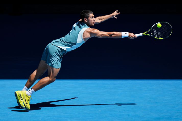 Carlos Alcaraz er einn besti tennisspilari heims og líklegur til afreka á Opna ástrálska meistaramótinu í tennis í ár.