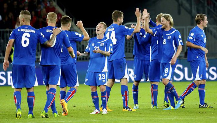 Íslensku strákarnir fagna hér í leikslok eftir 4-4 jafntefli í Bern á föstudagskvöldið þeegar íslenska liðið kom til baka eftir að hafa lent 1-4 undir í leiknum. 