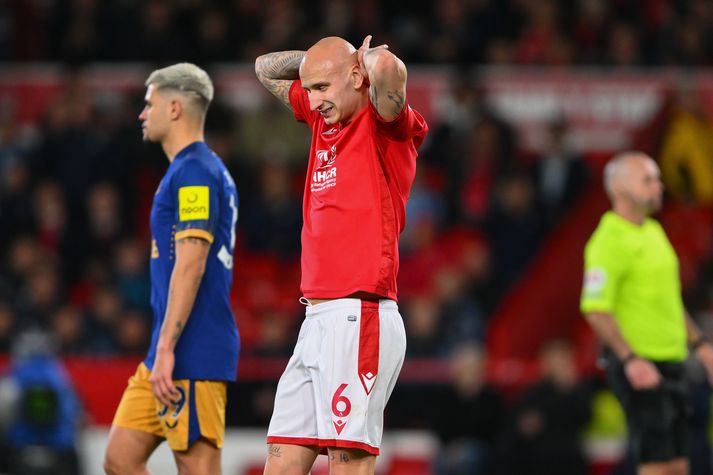 Jonjo Shelvey brást hinn versti við þegar honum var sagt að hann yrði ekki í byrjunarliði Nottingham Forest gegn Liverpool, hans gamla liði.