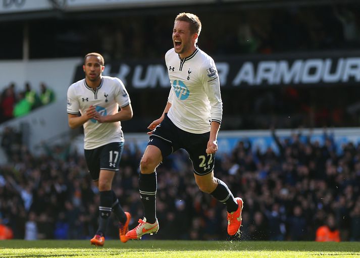 Gylfi fagnar markinu fallega gegn Southampton í mars 2014.