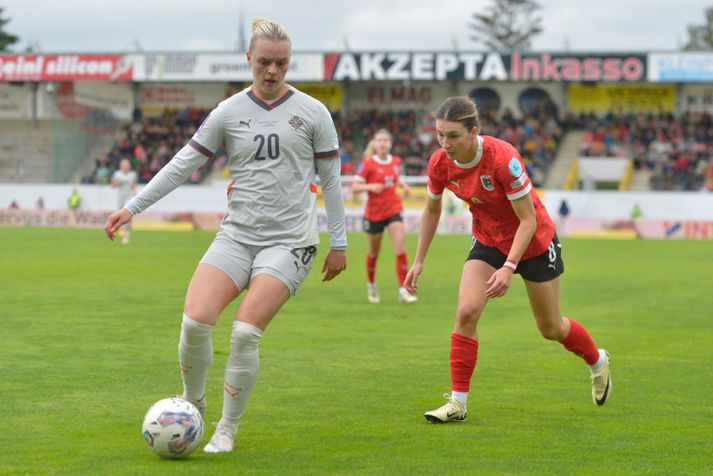 Guðný Árnadóttir á ferð með íslenska landsliðinu sem er komið inn á EM.