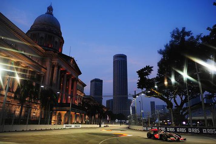 Lewis Hamilton vann flóðlýsta mótið í Singapúr í fyrra á McLaren og sést hér á æfingunni fyrir keppnina í rökkrinu.