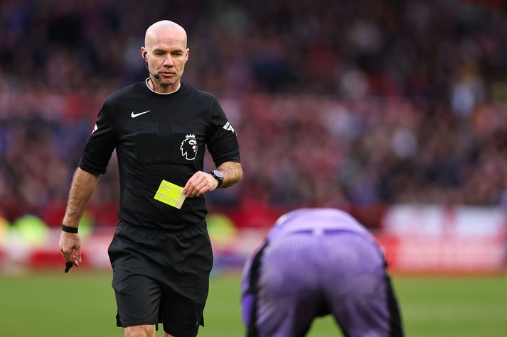 Paul Tierney gerði mistök í aðdraganda sigurmarks Liverpool um helgina.