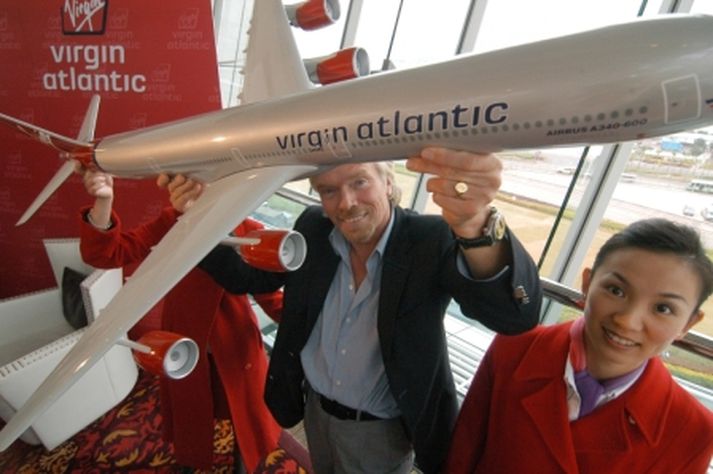 Richard Branson með líkan af einni af vélum Virgin Airlines.