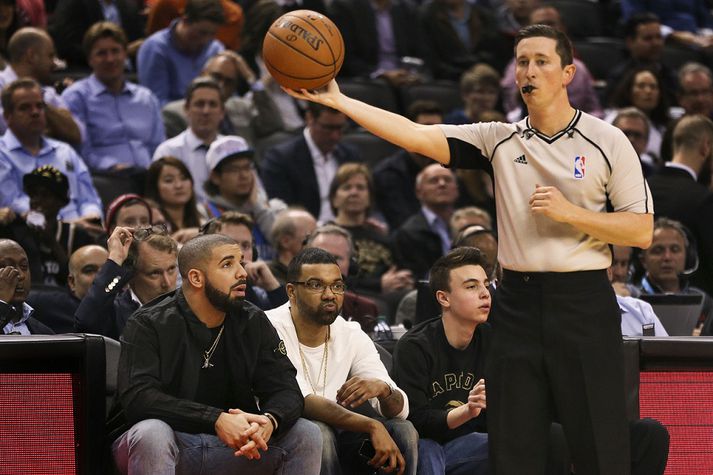 Drake er eldheitur aðdáandi Toronto Raptors í NBA-deildinni.