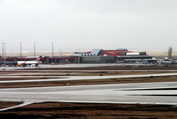 Erlendur karlmaður um fimmtugt var fjarlægður úr flugvél Norwegian Air við Flugstöð Leifs Eiríkssonar um hádegisbil í gær vegna drykkjuláta.