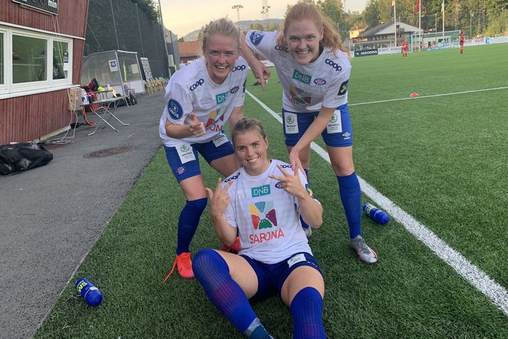 Ingibjörg Sigurðardóttir fagnar góðum sigri með félögum sínum í Vålerenga liðinu. Ingibjörg situr fyrir framan og heldur uppi þremur fingrum til marks um stigin þrjú.