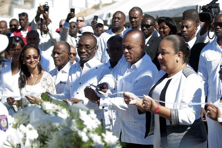 Michel Martelly forseti ásamt eiginkonu við minnismerki um hamfarirnar.