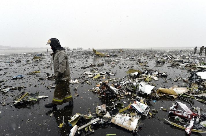 Óljóst er um orsök slyssins en afar slæmt skyggni og sterkir vindar voru á svæðinu.