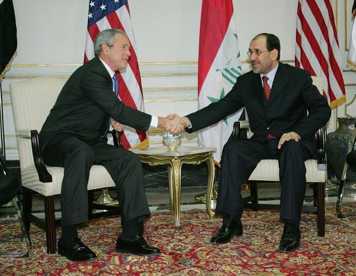 George Bush og Nouri al-Maliki Forseti Bandaríkjanna og forsætisráðherra Íraks áttu óvæntan fund í Írak í gær, svo óvæntan reyndar að al-Maliki vissi ekki af honum fyrr en fimm mínútum áður.
