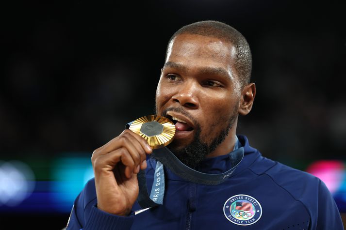 Kevin Durant með Ólympíugullverðlaunin sín eftir sigurinn í París.