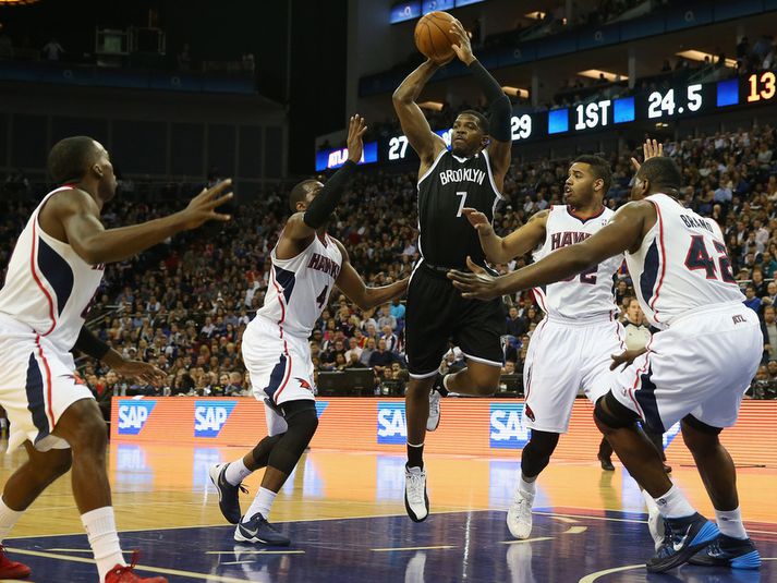 Joe Johnson átti góðan leik í London í gær.