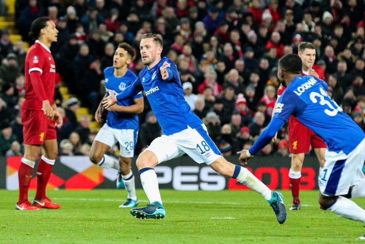 Gylfi Þór Sigurðsson fagnar marki á Anfield.