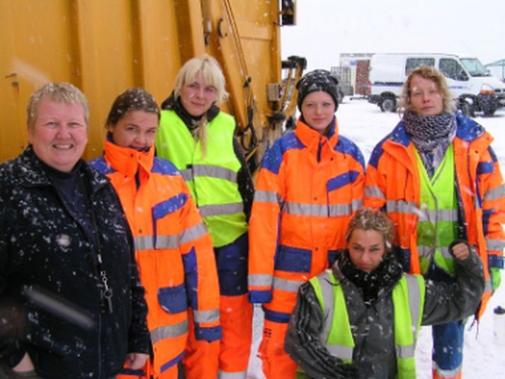 Sigríður Ólafsdóttir rekstrarstjóri Sorphirðunnar til vinstri ásamt kvennahópnum.